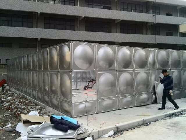 無(wú)錫304不銹鋼水箱廠家為您介紹不銹鋼水箱安裝時(shí)有哪些細(xì)節(jié)是需要注意的？